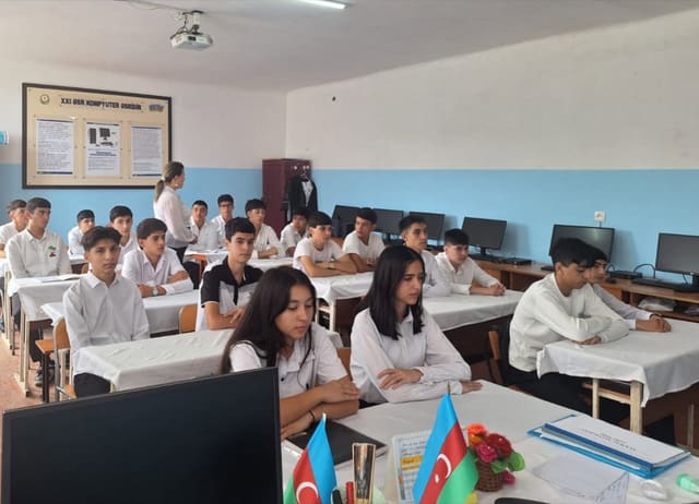 Mərkəzimizdə karyera üzrə mütəxəssis Məlahət Rəhimova tərəfindən yeni qəbul olunmuş tələbələrlə… — şəkil 2