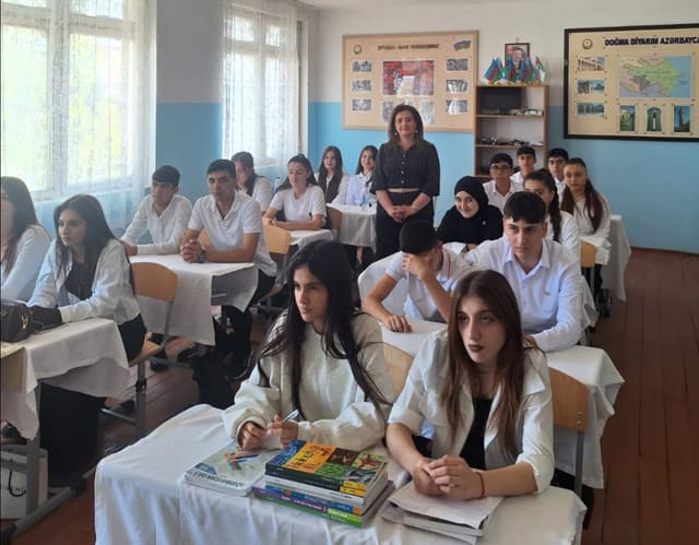 Mərkəzimizdə karyera üzrə mütəxəssis Məlahət Rəhimova tərəfindən yeni qəbul olunmuş tələbələrlə… — şəkil 5