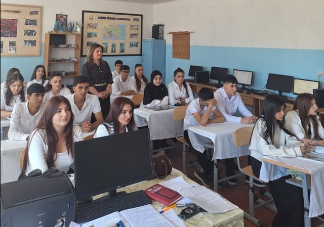Mərkəzimizdə karyera üzrə mütəxəssis Məlahət Rəhimova tərəfindən yeni qəbul olunmuş tələbələrlə… — şəkil 6