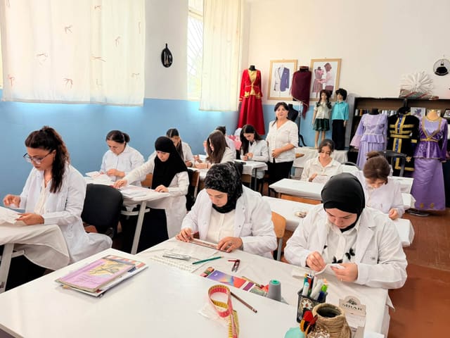 Mərkəzimizin 1 illik "Dərzi" ixtisası üzrə qrup tələbələri istehsalat təlimində — şəkil 1