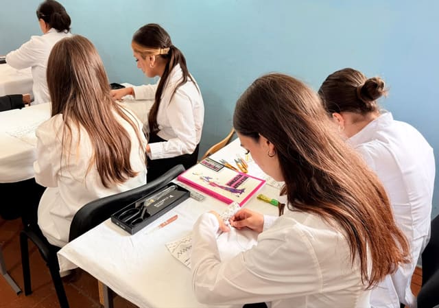 Mərkəzimizin 1 illik "Dərzi" ixtisası üzrə qrup tələbələri istehsalat təlimində — şəkil 3